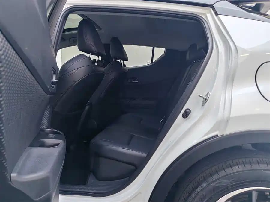 Toyota C-HR - фото 9