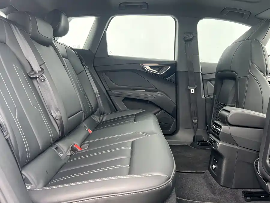 Audi Q4 - фото 7