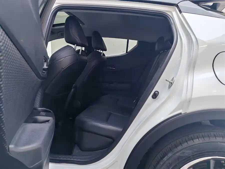 Toyota C-HR - фото 9